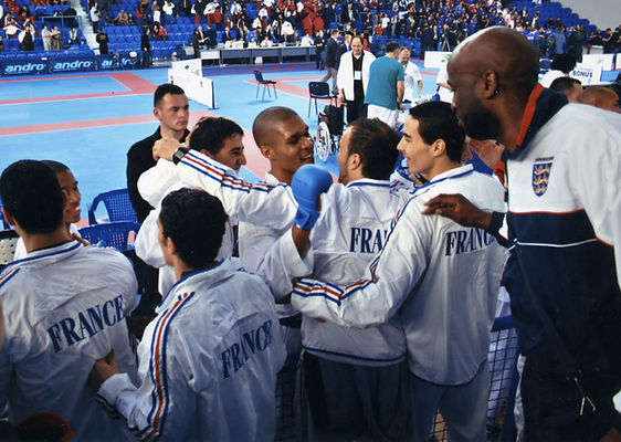 David_Medelice,_félicité_par_ses_co_équipiers,_champion_d'Europe_combats_par_EQS_2005-06_edited.jpg